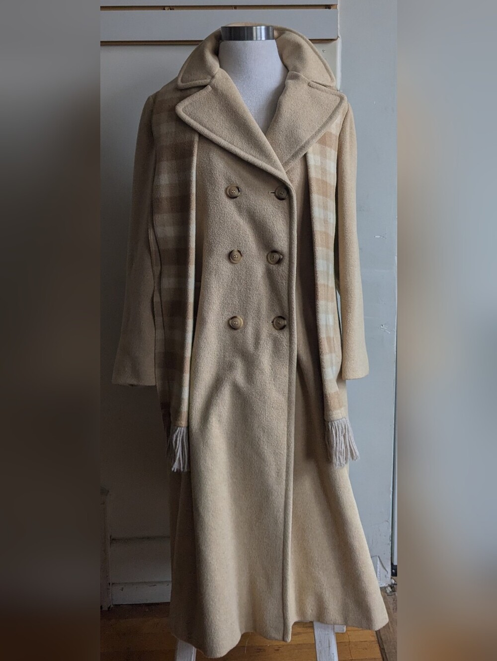 #Vintage  80s Women's Tan Double-Breasted Coat With Attached Scarf